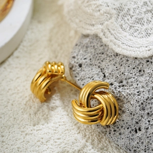 Macro di orecchini intrecciati in oro 18K con trama a righe vintage su pietra naturale