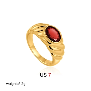 Detail view of vintage 18K gold ring with oval red gemstone, size US 7, weighing 5.2g