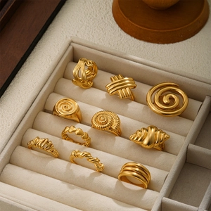Set of 10 vintage 18K gold plated spiral and shell-shaped rings in velvet box