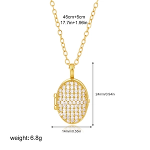 Détail d'un médaillon en or 18 carats avec zircons et dimensions de la chaîne ajustable
