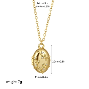 Détail d'un médaillon en or 18K avec motifs de vigne et zircone mesurant 20mm sur 11mm