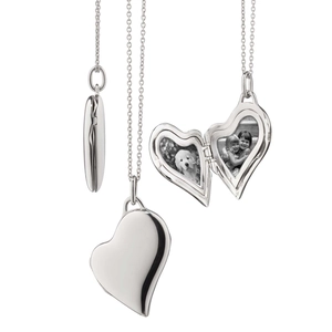 Vue macro du médaillon coeur en argent montrant les fentes pour photos et le poinçon 925