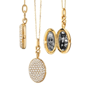 Détail d'un médaillon en or 18K avec diamants et intérieur ouvert pour photos