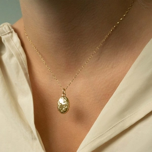 Collier médaillon ovale plaqué or 18K avec gravure florale et zircons pour femme