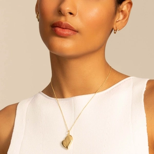 Collier avec pendentif cœur ouvrable plaqué or 18K et créoles assorties sur modèle