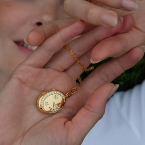 Collar de medallón ovalado de oro de 18K con incrustaciones de luna y estrellas