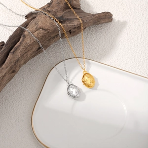 Détails de médaillons ovales avec motifs de feuilles en relief et zircons brillants