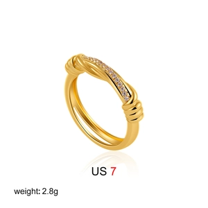 Detail view of 18K gold knotted ring with zircon inlay showing US size 7 and 2.8g weight