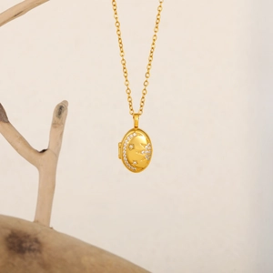 Vue détaillée d'un médaillon doré avec motif céleste d'étoiles et de lune en zircon