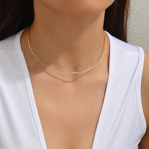Ras du cou minimaliste en acier inoxydable plaqué or 18K avec trois zircons ronds