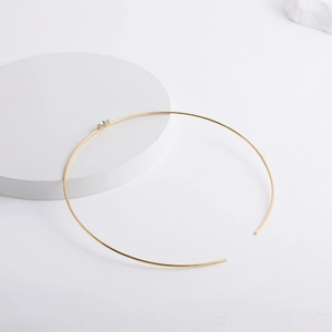 Gros plan détaillé du collier choker en acier inoxydable 18K avec trois zircons