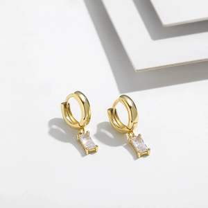 Vista detallada de pendientes de aro chapados en oro 14K con colgantes de circón rectangulares
