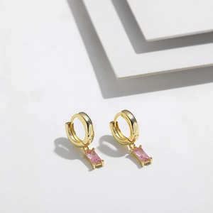 Detalle de aros bañados en oro de 14K con colgantes rectangulares de circonita rosa