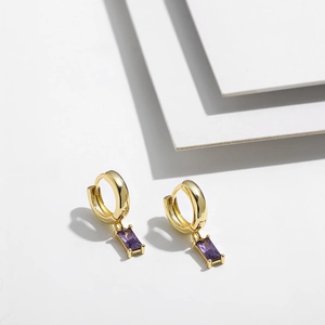Vista detallada de pendientes bañados en oro 14K con colgantes de circón púrpura rectangular