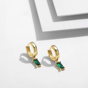 Primer plano detallado de pendientes de aro de oro de 14K con circonitas verdes rectangulares