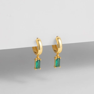 Detalle de pendientes chapados en oro de 14K con colgantes rectangulares verde esmeralda