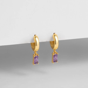 Detalle de pendientes de aro de oro 14K con circón púrpura rectangular de cuatro garras