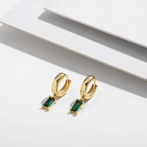 Vista detallada de pendientes de aro de oro de 14K con colgantes de circón verde