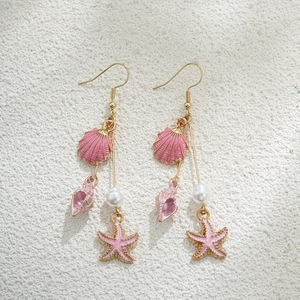 Détails des boucles d'oreilles étoile de mer et coquillage en or 14K avec émail rose