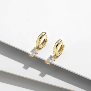 Detalle de pendientes chapados en oro 14K con colgante de circonita rectangular