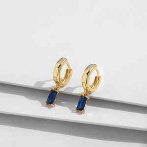 Vista detallada de pendientes de aro en oro de 14K con circonitas rectangulares azules