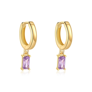 Vista macro de pendientes de aro de oro de 14K con circonitas rectangulares púrpuras