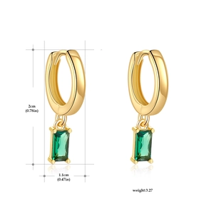 Tabla de tallas de pendientes de oro 14K con piedras de circón verde rectangulares
