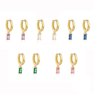 Pendientes de aro en plata S925 bañada en oro 14K con circonitas rectangulares de color