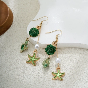 Détails de boucles d'oreilles coquillage en or 14K avec émail vert et perles