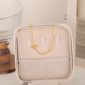 Pulsera minimalista de oro 18K con letra U, colgante de tornillo y piedras de circón