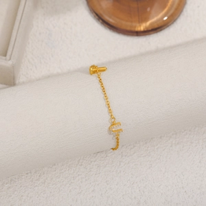 Pulsera minimalista de acero bañado en oro de 18K con colgante en U de circón y tornillo