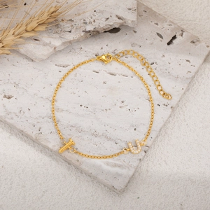 Pulsera de oro de 18K con colgante de clavo de tornillo y letra U con circonita