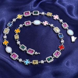 Collana con croce in pietre preziose colorate in acciaio al titanio con catena cubana 18K