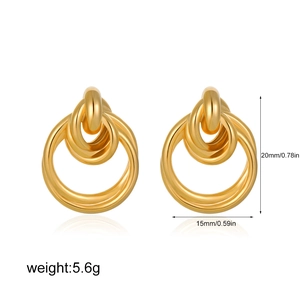 Detalle de pendientes de aros entrelazados en oro de 18K con medidas de 20mm de altura