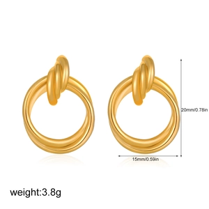 Detalle de pendientes de aro retorcidos en oro de 18K con altura 20mm y peso 3,8g