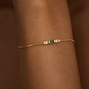 Detalle de la pulsera de cadena de oro 18K con tres gemas rectangulares de colores