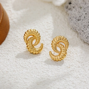 Pendientes de doble luna bañados en oro de 18K con diseño de calabaza con textura C