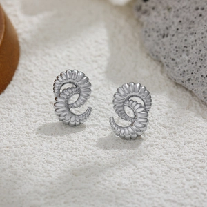 Pendientes plateados en forma de C con textura de espiral de calabaza y estilo industrial