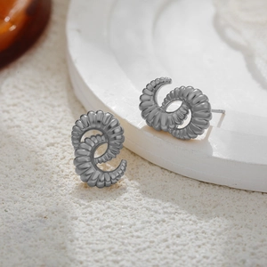 Pendientes de plata en forma de C con textura irregular de espiral y rayas