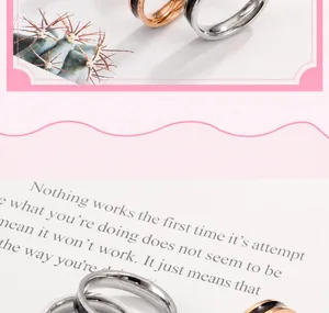 Detailweergave van zilveren en roségouden ringen met zwart emaille op een lichte achtergrond