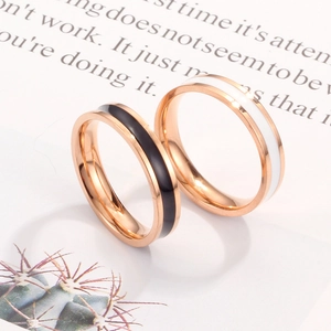 Minimalistische roségouden titaniumstalen ringen met zwart en wit email voor koppels