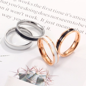 Minimalistische titanium stalen ringen in roségoud en zilver met zwart en wit emaille