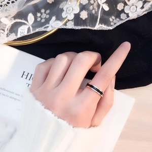 Minimalistische roségouden titanium stalen ring met zwart email aan de vinger