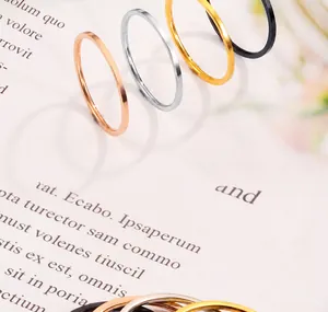 Detailansicht minimalistischer dünner Ringe in Roségold, Silber, Gold und Schwarz poliert