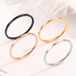 Minimalistische Edelstahlringe in Schwarz, Gold, Roségold und Silber für Damen