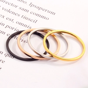 Set aus vier minimalistisch polierten Edelstahlringen in Schwarz, Gold, Silber und Roségold