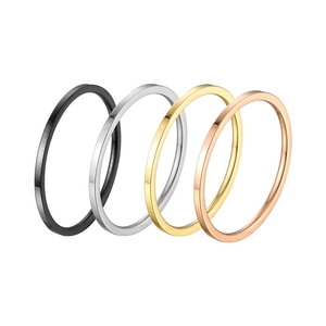 Minimalistische stapelbare Edelstahlringe in Schwarz, Silber, Gold und Roségold-Finish