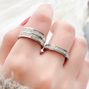 Nahaufnahme von ein- und zweireihigen Silberringen mit Zirkonia-Steinen an der Hand eines Models
