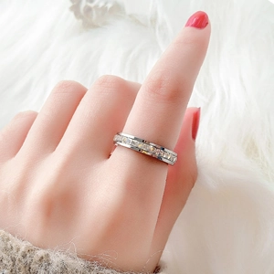Nahaufnahme eines silbernen Rings mit quadratisch geschliffenen Zirkoniasteinen im Kanal