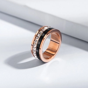 Anello rotante in titanio oro rosa con numeri romani e pavé di zirconi scintillanti